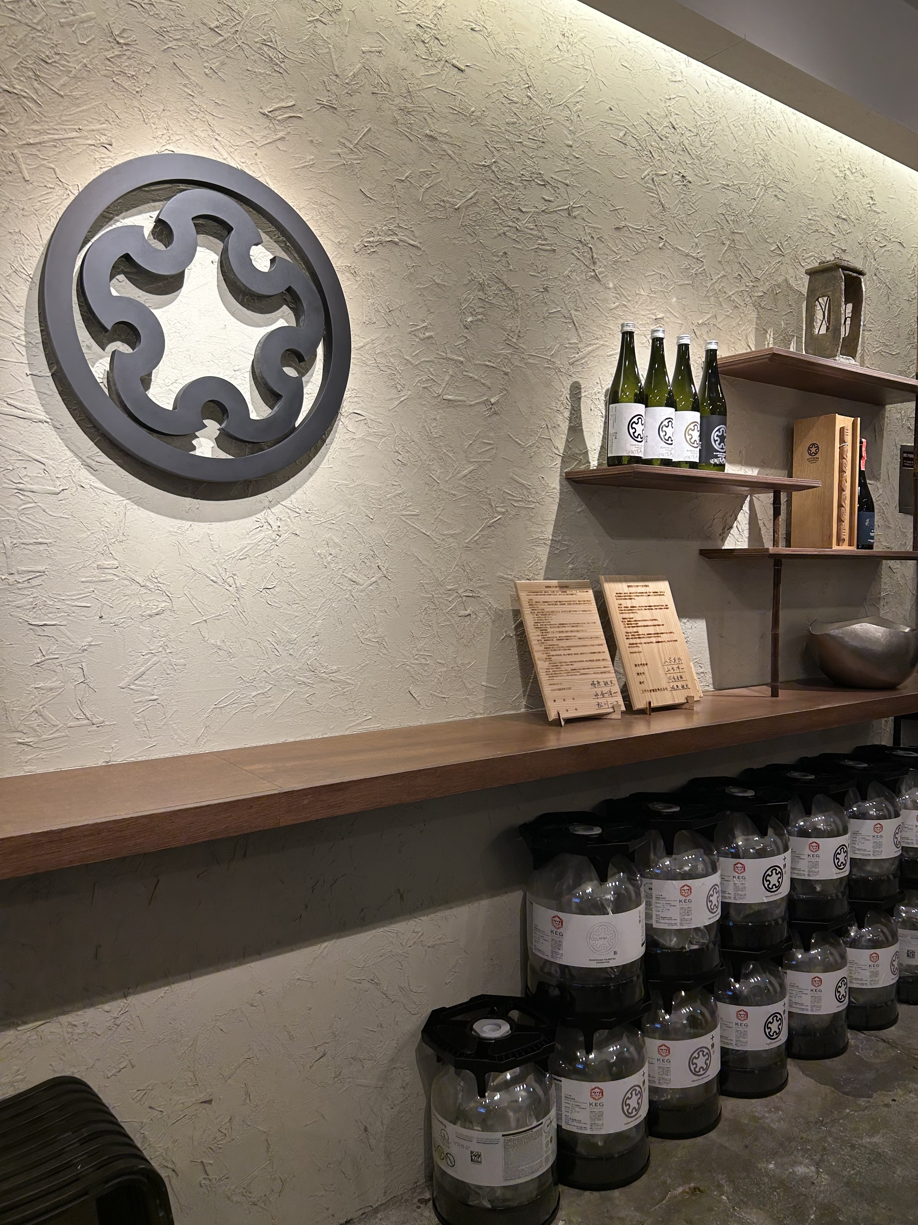 日本酒が並ぶ棚・店内の様子