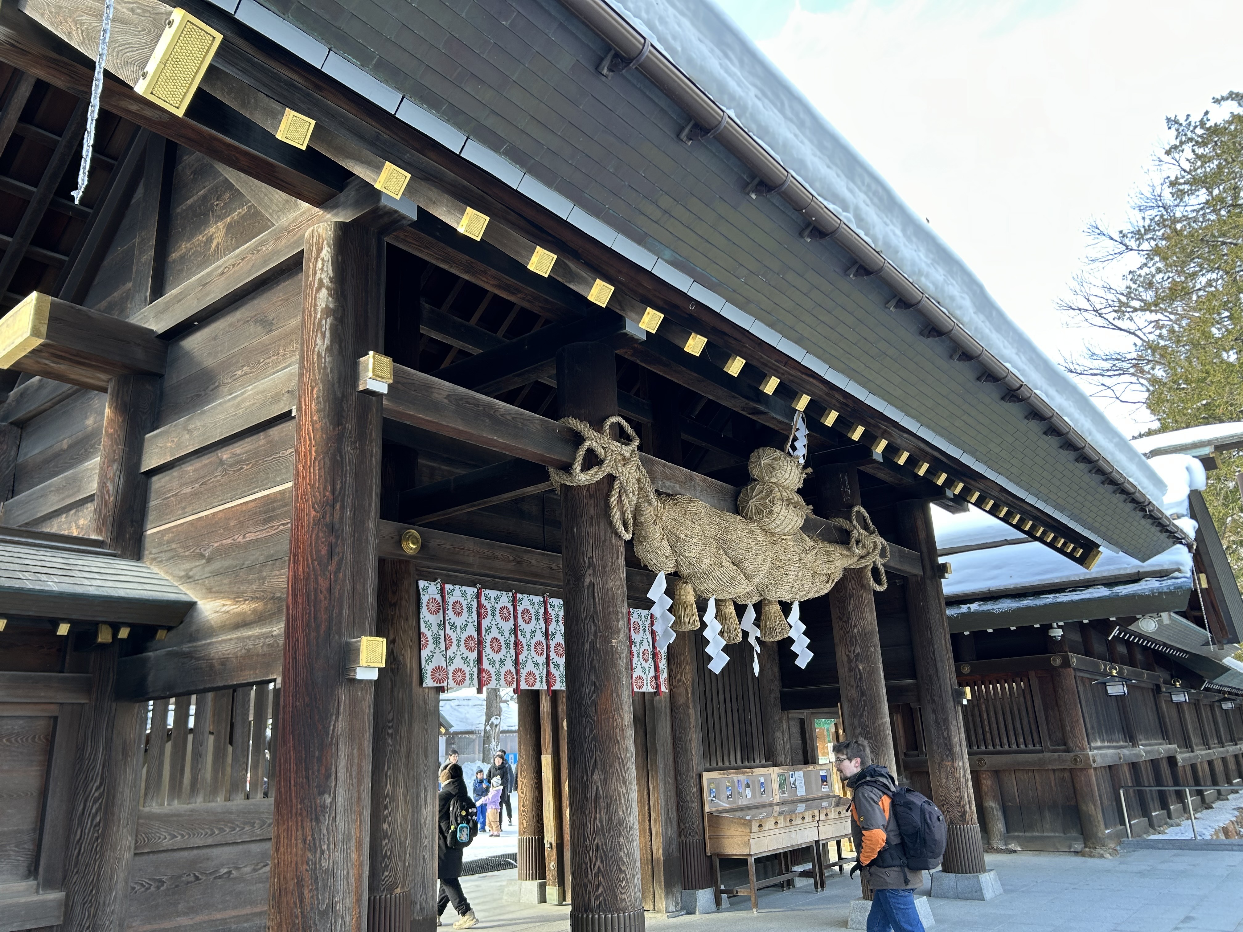 注連縄と雪の神社建築