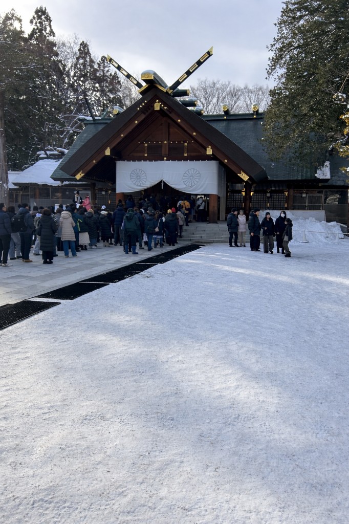 冬の北海道神宮(社殿と参拝の列のイメージ)