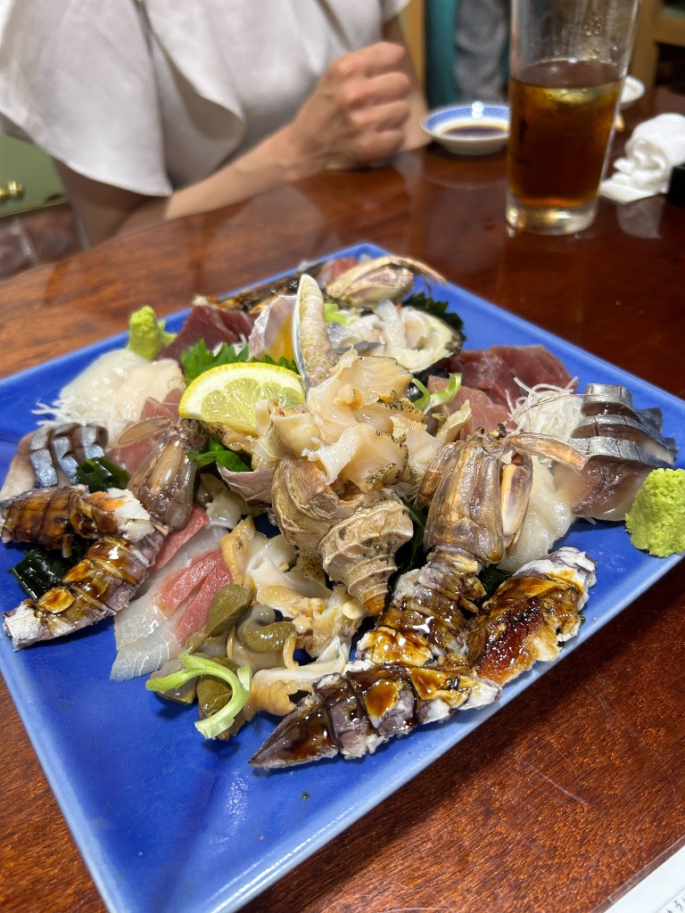 本マグロ・白身・シメサバ、シャコ甘辛煮、つぶ貝など盛りだくさんの刺身盛り