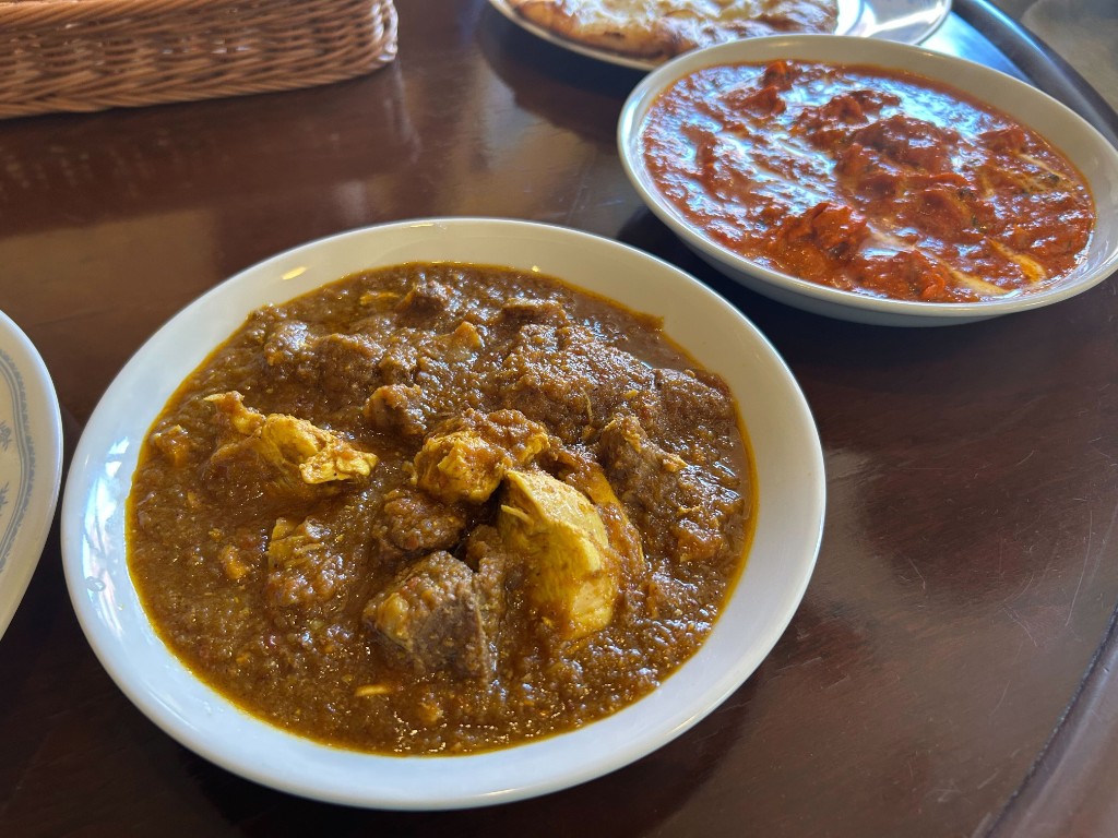 チキンカレーと別種のカレー、ナン