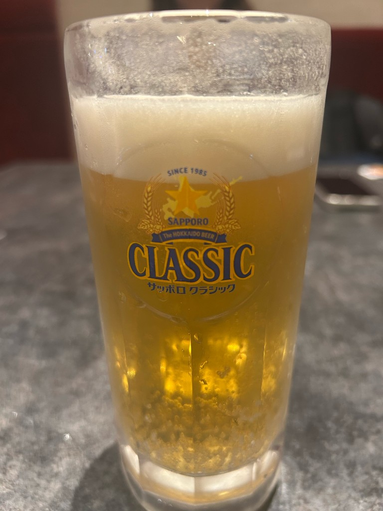 霜のついたグラスに注がれたサッポロクラシック。きめ細かい泡と黄金色のビールが美しい(らーめん空)